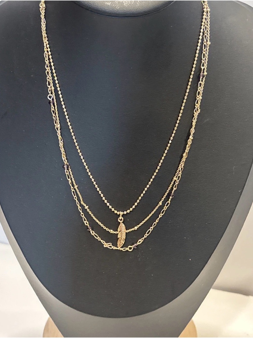 Vintage Avon NRQ Gold Tone Triple Layer Feather Pendant Necklace 17” Boho